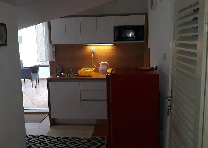 Sandra 2+2 *** * تْسْغيكفانِتْسا